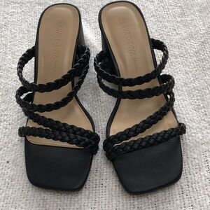 Wild Diva -6- chunky heels. Black crisscross scrappy sandals. Never worn